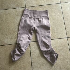 I am selling lululemon capris